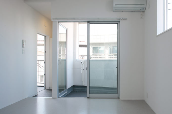 北側窓の高さ設定で採光とプライバシーを両立したワンルームの室内